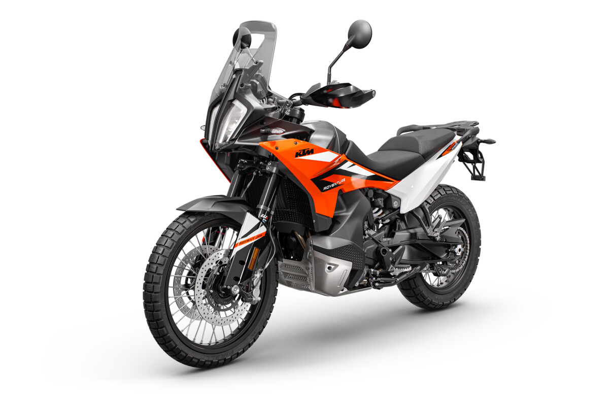457298_890 ADVENTURE Orange MY23 Front-Left_01 LAUNCH KTM PICTURES_VIDEO_EU_ Global