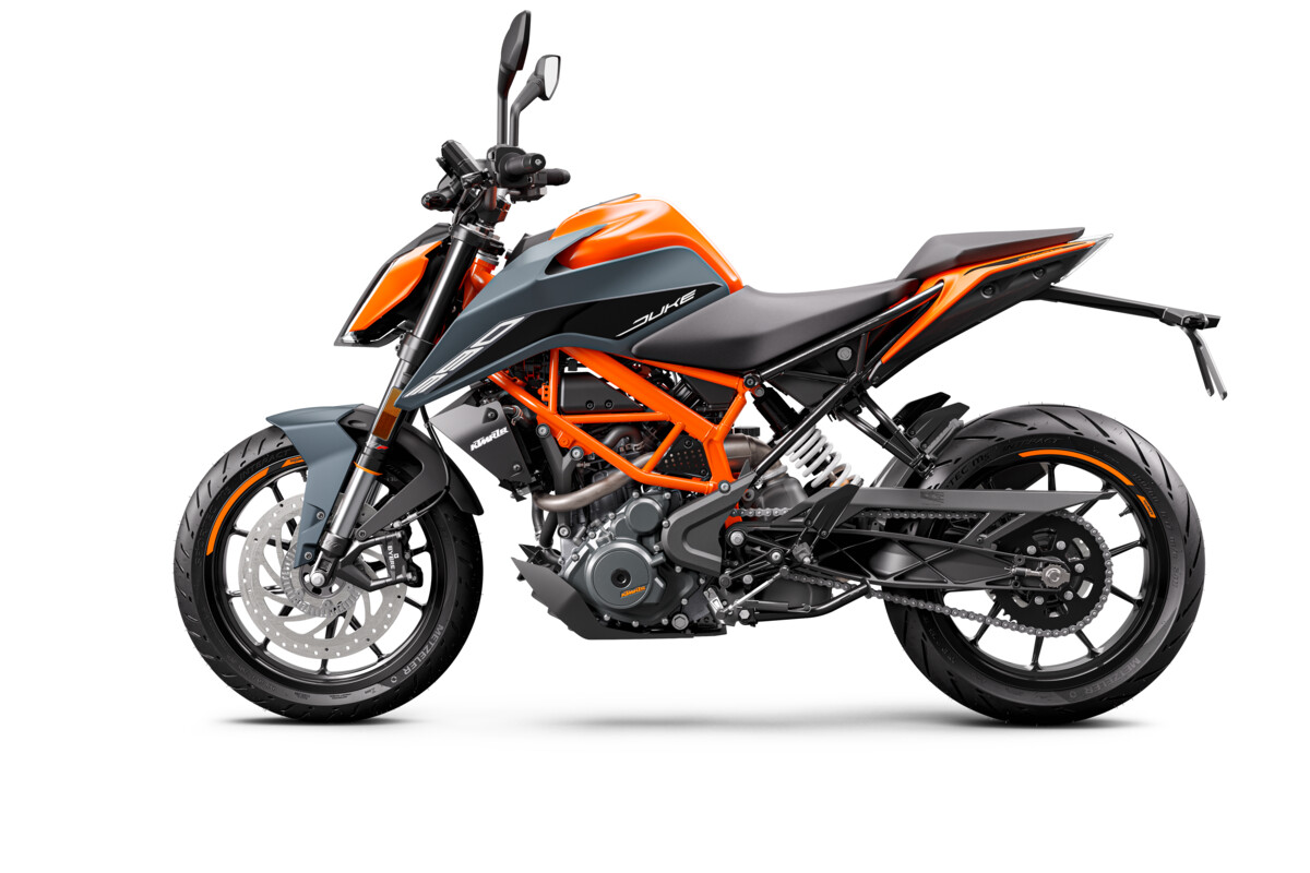 525053_MY23 KTM 390 DUKE LIQUID METAL R2R 90-Left_Studio